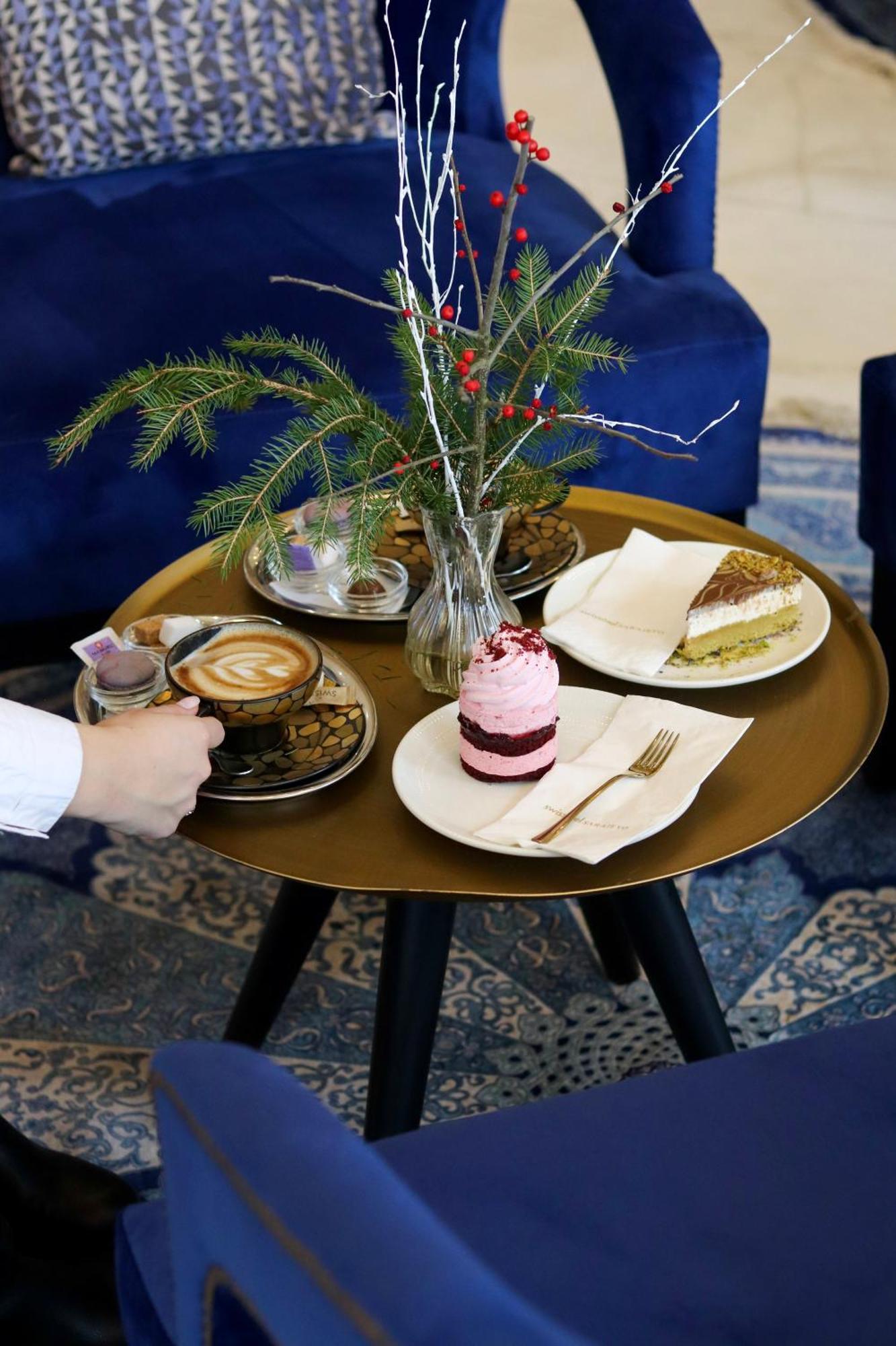 Swissotel SJJ Eksteriør bilde A selection of cakes and coffee