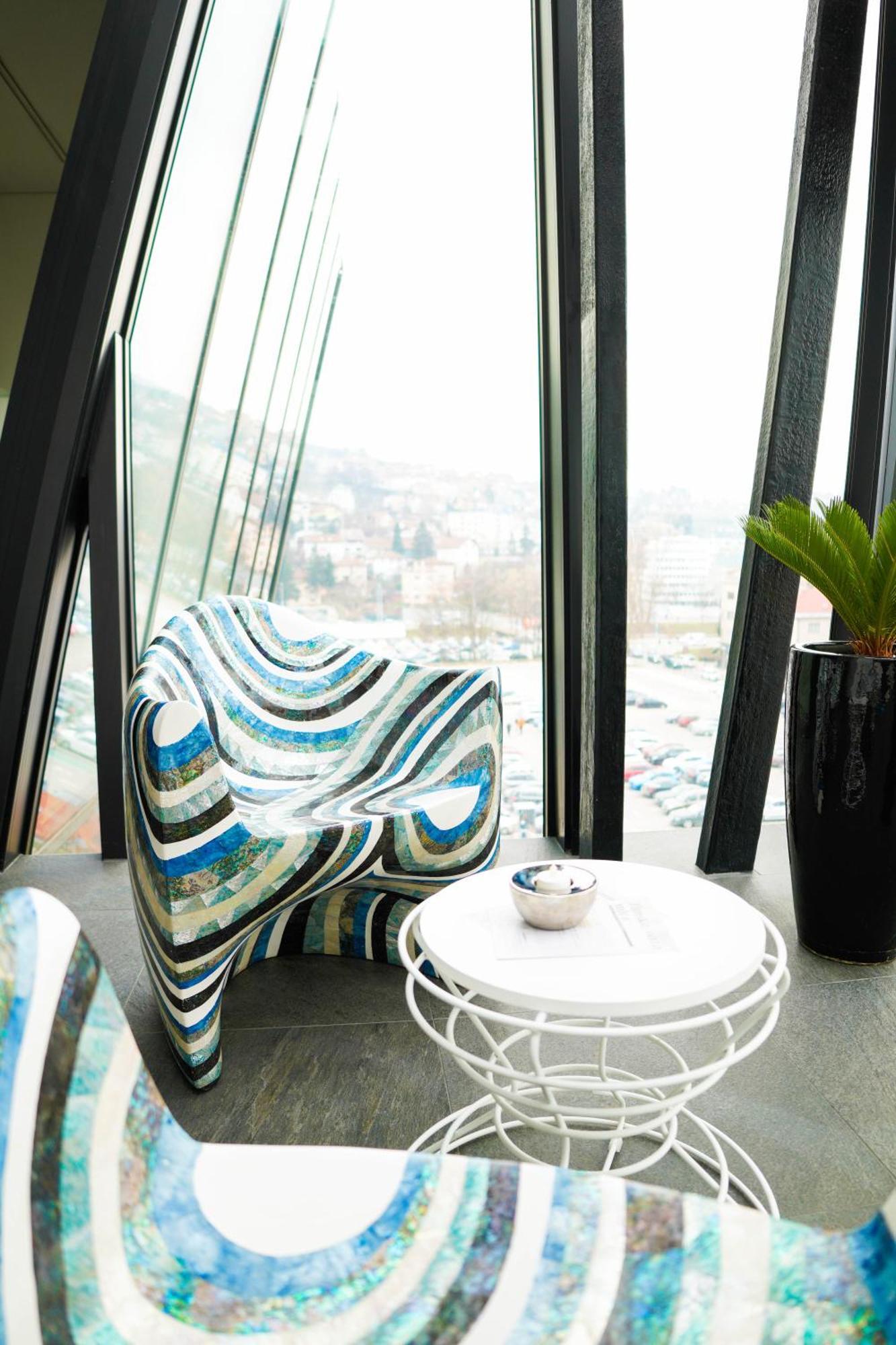 Swissotel SJJ Eksteriør bilde Chair by Karman