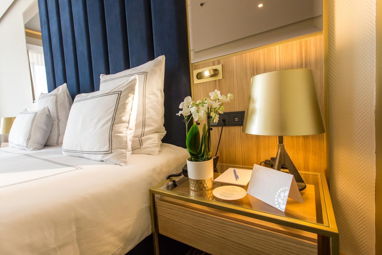 Swissotel SJJ Eksteriør bilde A bedside table