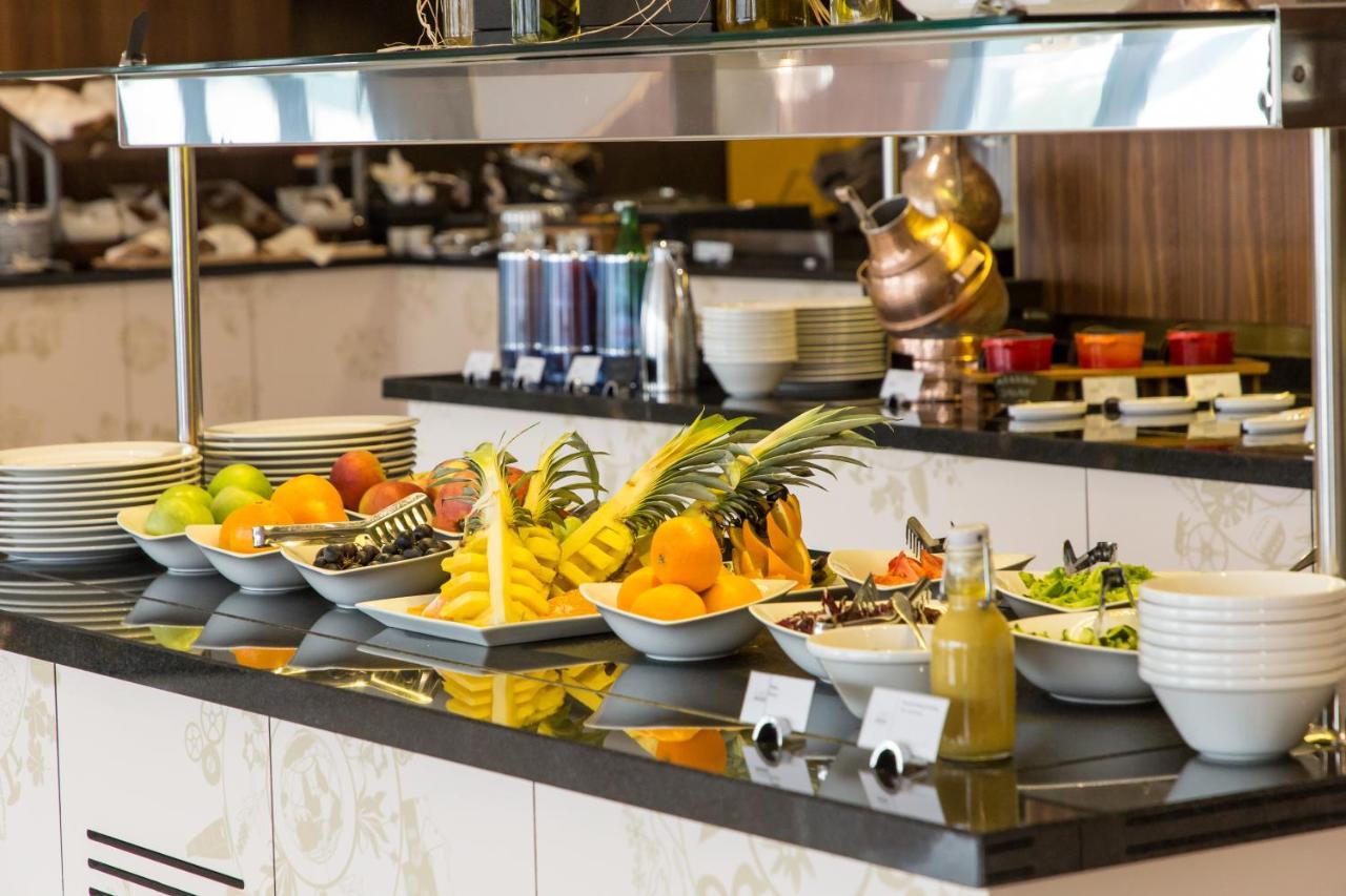 Swissotel SJJ Eksteriør bilde A buffet at a hotel